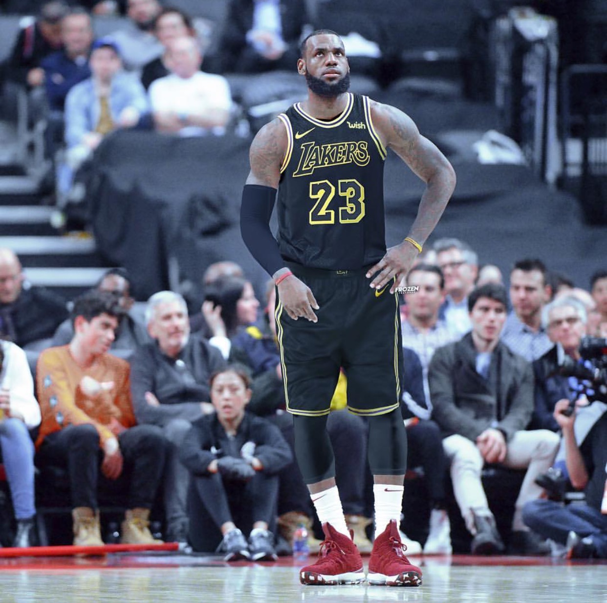 2018年夏天33岁的詹姆斯转会湖人33岁的C罗