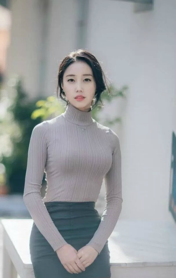 街拍,图1丰满美女侧面更加迷人,图2气质美女凹凸有致