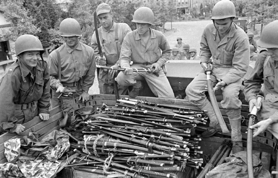 二战老照片: 日本鬼子向美军投降 乖乖交出指挥刀