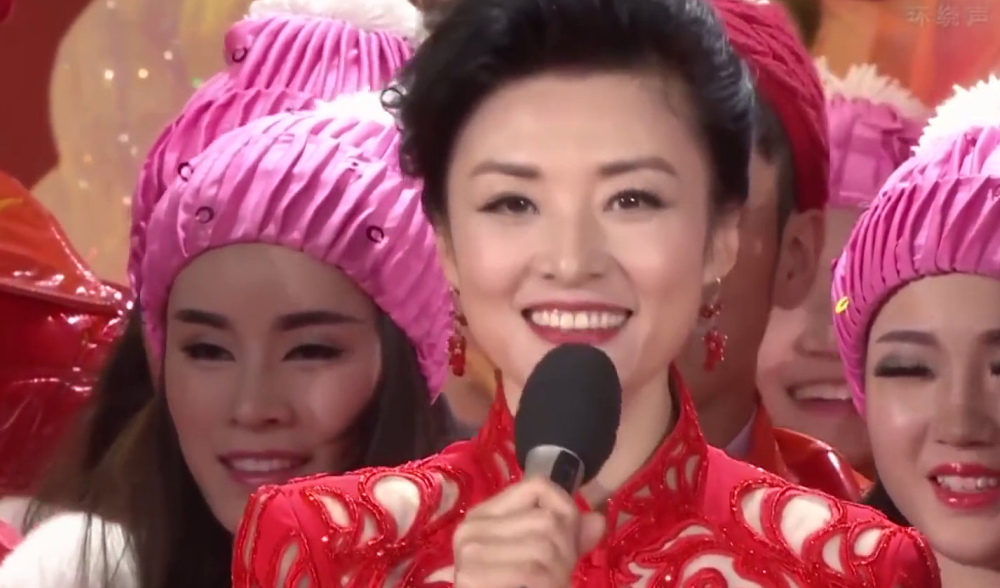 美女主持周涛素颜现身机场,曾主持春晚十六年,如今着装太朴素!