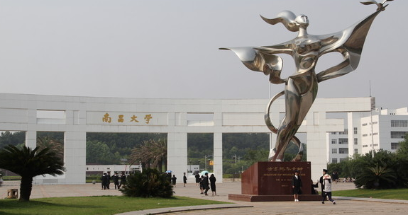 中国最豪气大学校门：长达300多米，号称“亚洲第一大门”