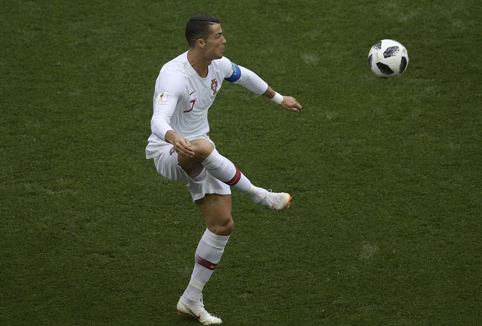 葡萄牙获胜C罗既当爹又当妈!开场亲自进球,中