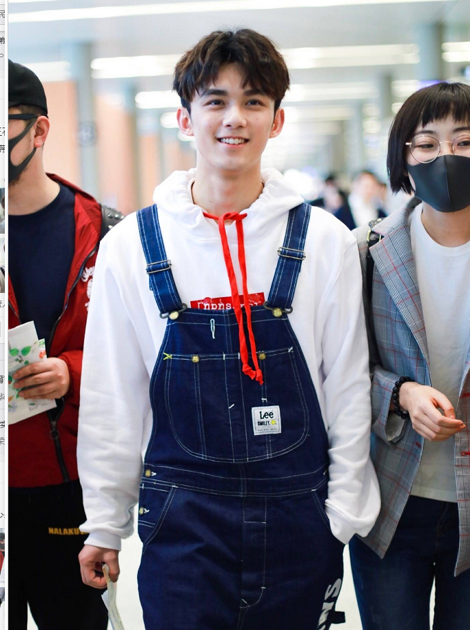 吴磊穿牛仔背带裤白色卫衣搭配运动鞋休闲随意