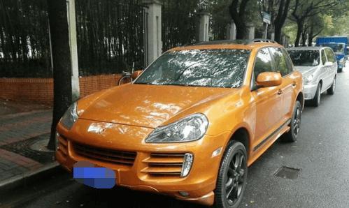 小伙花28万买辆保时捷卡宴, 打开车门后朋友们各个捧腹大笑