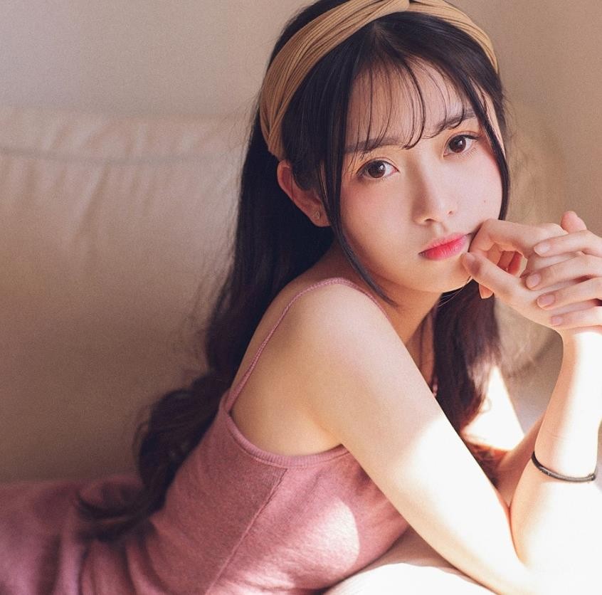 人像摄影:小清新粉嫩美女可爱吊带衫阳光下唯美摆拍