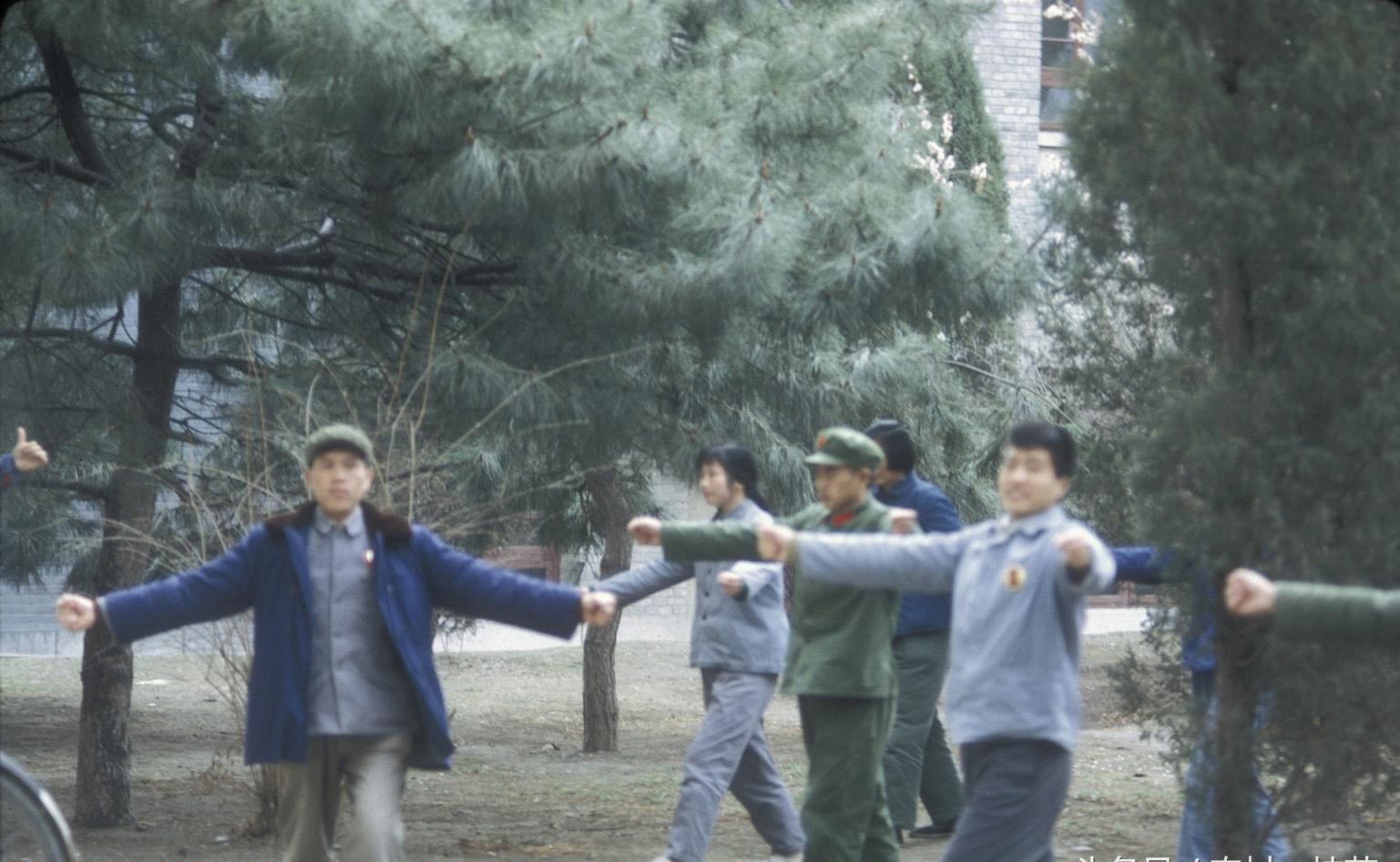 实拍 60年代大学生的校园生活 原来开学时他们带这"三大件"