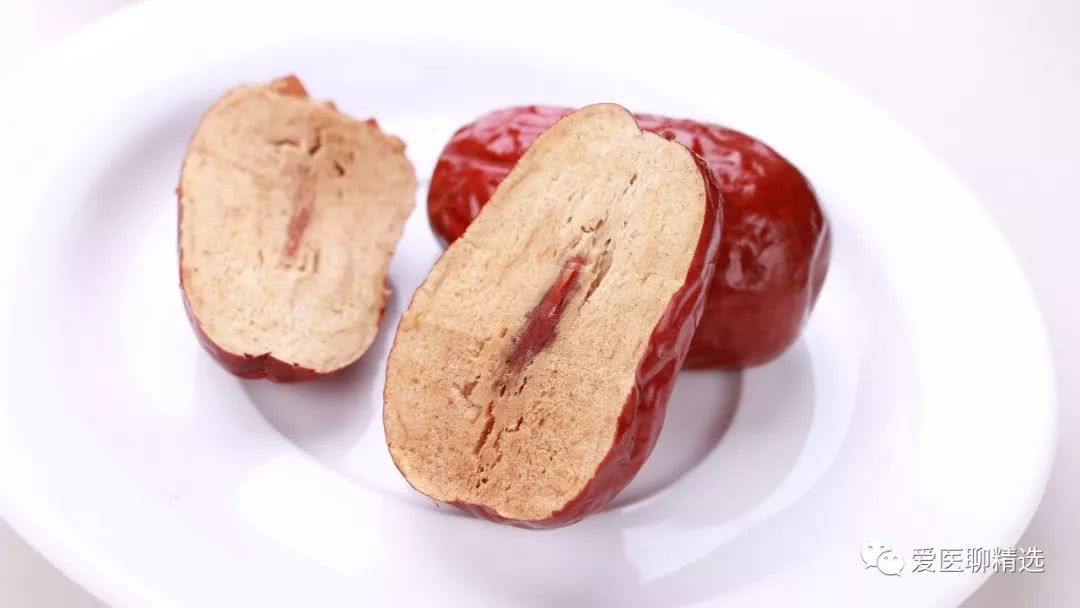 为什么30岁的人白发很多,而70岁老人满头黑发