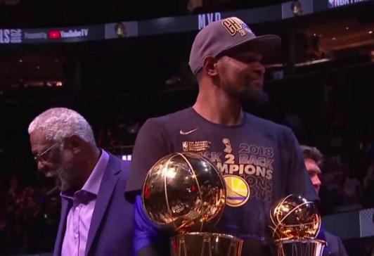 NBA总决赛FMVP颁奖，连续三年肖华都不让拉塞尔摸奖杯颁奖
