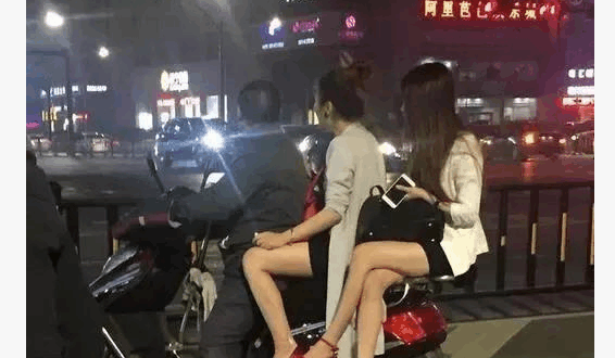 男子开百万豪车出门, 却被看门保安误以为生意失败了, 真尴尬!