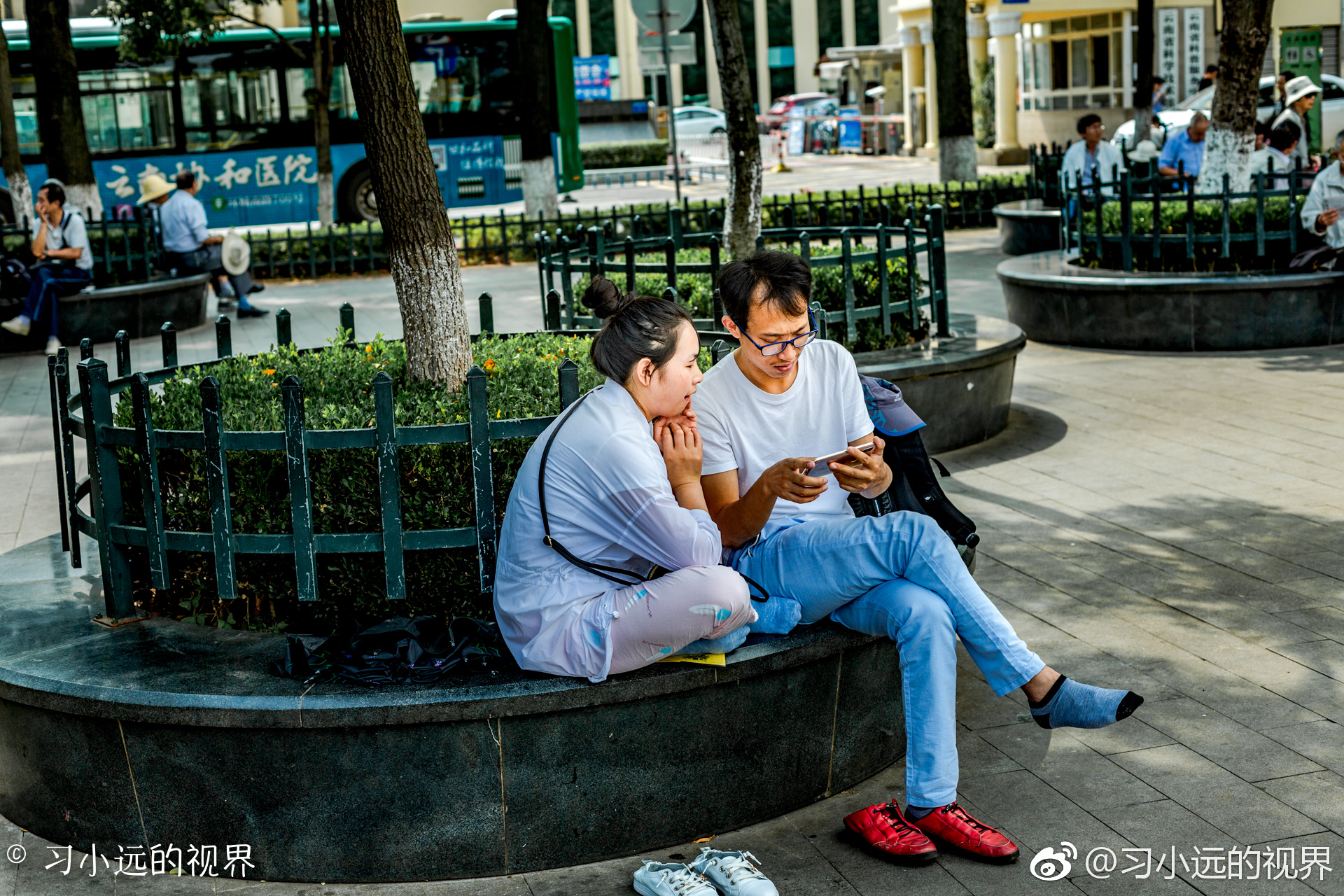 火爆网络：城中村扫街选B戴眼镜文化到底意味着什么 解析当代年轻人的精神归属