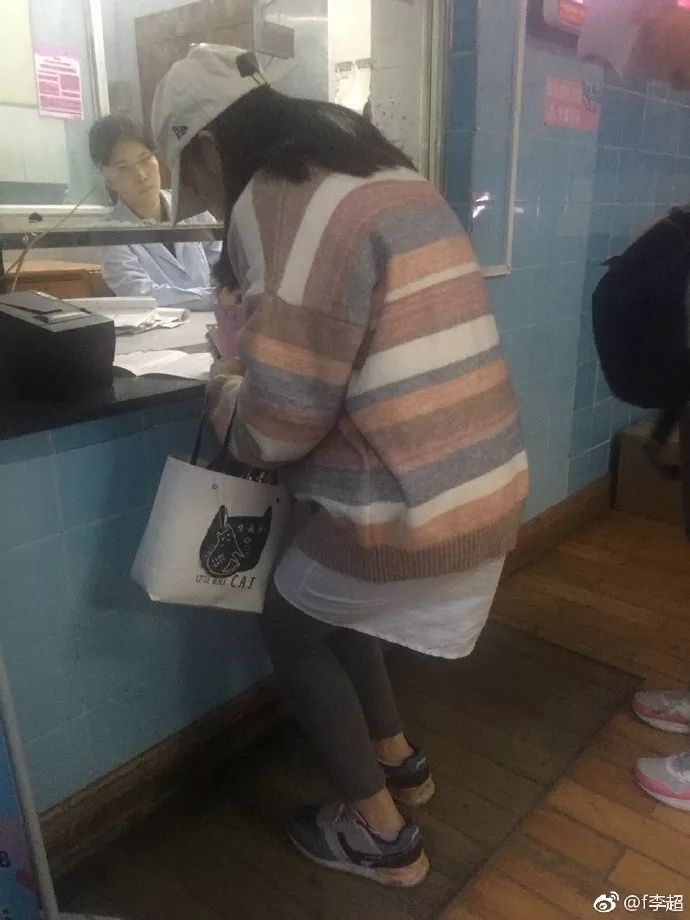 医院窗口低矮,孕妇挺着大肚子还得半蹲…说好的人性化
