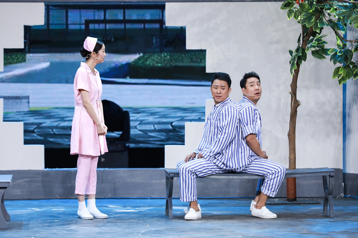 《欢乐喜剧人》迎决战之夜 贾冰致敬芳华郭麒