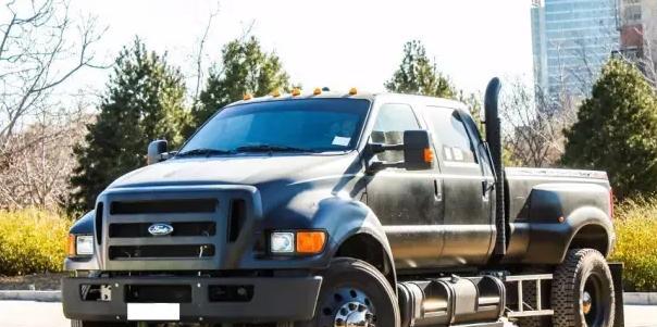 这款车美国卖10万，内地200万，加一次油要4000多！