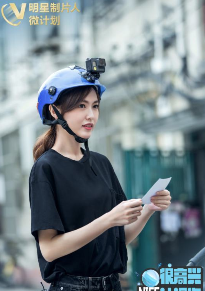 炎炎夏日变身外卖员走街串巷明星制片人唐嫣挑