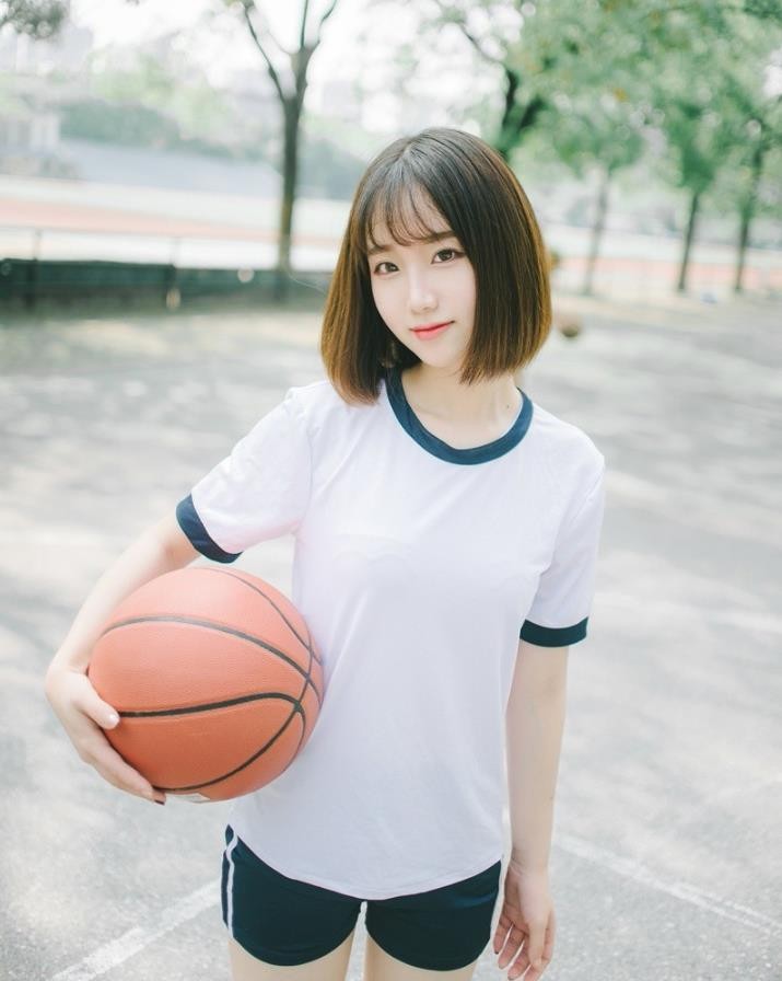 人像摄影:视频运动服长腿白色户外摆拍既清纯美女下面摸美女图片