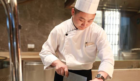 中国大厨跟外国大厨切豆腐比赛,结果外国大厨默默的端走了作品。