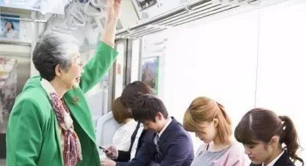 中国美女去日本旅游:公交车给老人让座,为何却