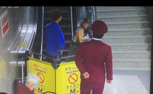 太可怕！地铁的电梯会“咬人”，尤其偏爱穿长裙的女生！