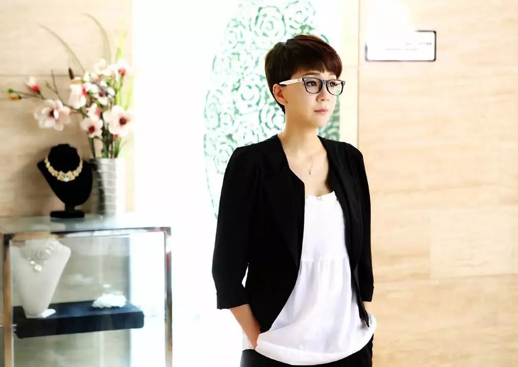 她是王源“妈妈”,与陆毅鲍蕾是同学,却嫁给了《情深深雨蒙蒙》中的他