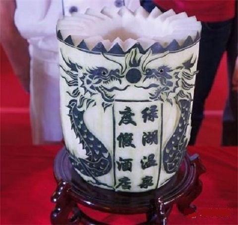 精美的瓜果雕刻艺术作品，栩栩如生，令人赏心悦目！