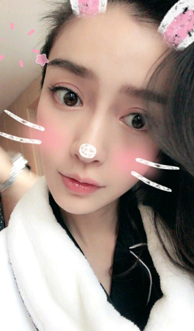 angelababy图片卖萌,angelababy的图片 angelababy生日发自拍福利 红唇妩媚实力宠粉 550x734 - 3493595951