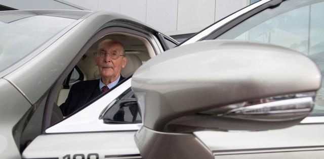 雷克萨斯LS定制版官图 100岁的生日礼物