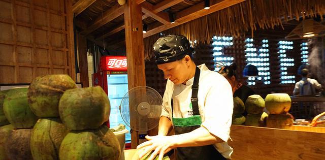 在柳州,为了吃上这家椰妹椰子鸡,多少人跨越整