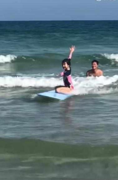 叶一茜晒森碟海上冲浪,姿势完美!田亮再次上演