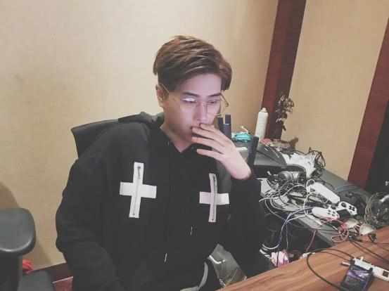 卢本伟直播间被封半年多,粉丝还有三万在刷礼