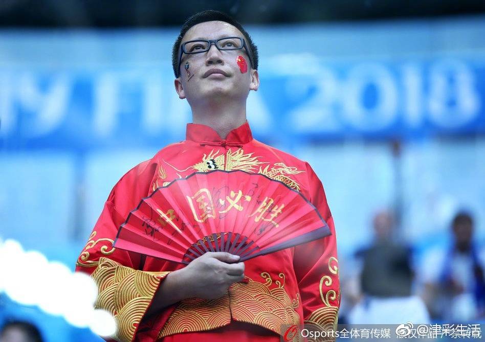 在比利时与英格兰这场比赛的看台上