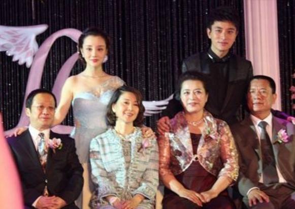 李小璐父亲近照曝光,背景大到不像话,难怪贾乃