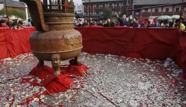 钱祈福可以理解, 但你扔这东西是什么意思