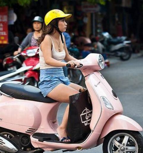 去越南旅游的人, 应该坐一次摩托美女的车, 姑娘