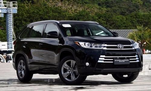 男子提18款丰田汉兰达，中控台屏小到无语，车主：这也太廉价了吧