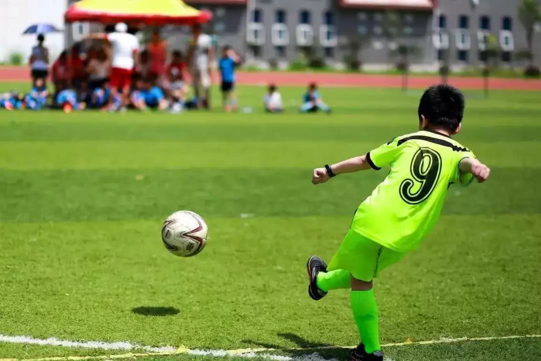 在中国踢球的孩子，足球如何带给他们更好的出路?