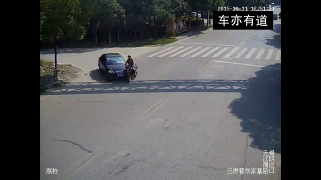 交通安全警示栏－－摩托车男子被撞后脑袋着地　　头盔呢？