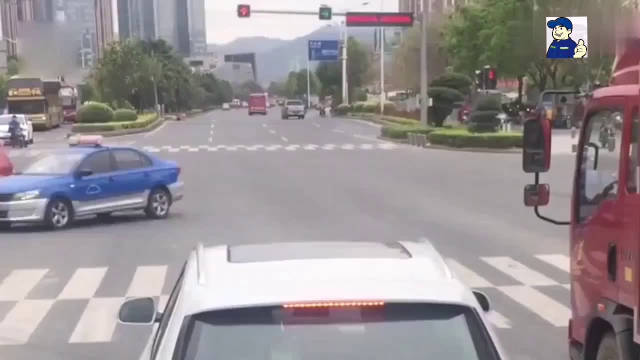 小车在等红灯时未避让后方执勤公务车，结果被扣分3分并罚款——