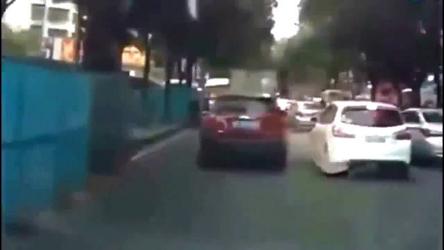 监控实拍：看了这些车祸才明白，为什么会有这么多司机恨电动车！