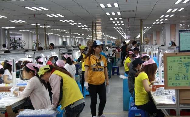 工厂宁成批开除普工,也不辞退一个闲管理,真