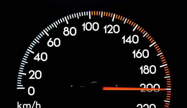 把车开到200km/h是什么样的体验？老司机告诉你答案