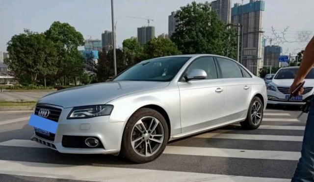 落地价40万，现在12万，第一次打开后尾箱，不经意地笑了