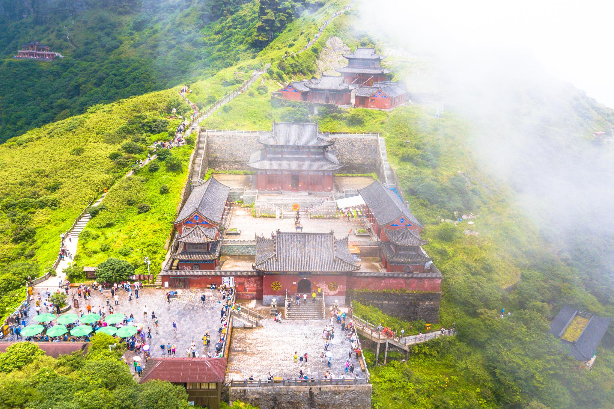 梵净山是弥勒佛的道场这里的承恩寺香火鼎盛寺