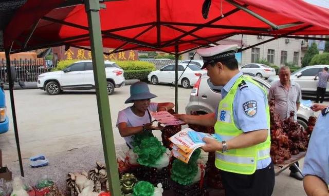 尧都交警农村赶集宣传交通安全