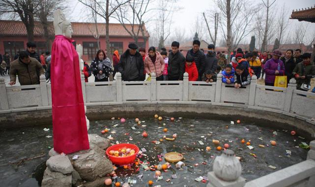 钱祈福可以理解, 但你扔这东西是什么意思