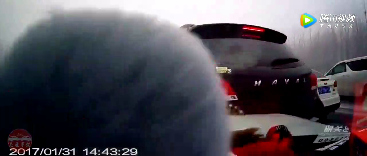 电动车闯红灯 被出租车撞倒后 监控突然拍到这一画面