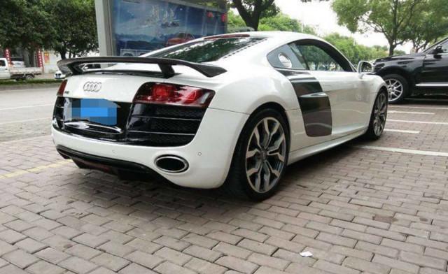 小伙开300万奥迪R8参加聚会, 拿出车钥匙的那一刻, 让人不禁感叹