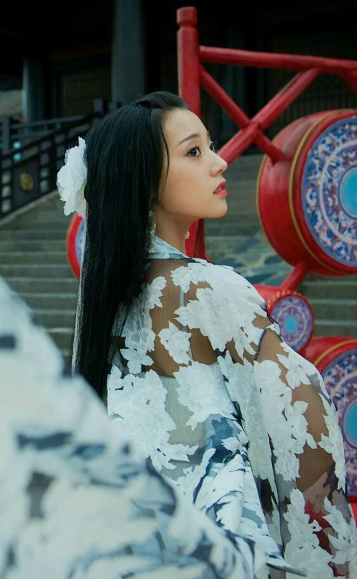 2,江映月是个标准的绿茶白莲花,外表楚楚可怜,内心却是满满的心机.