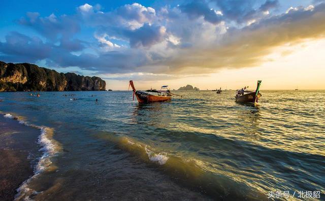 老外分别去了中国三亚, 跟泰国普吉岛旅游后, 对