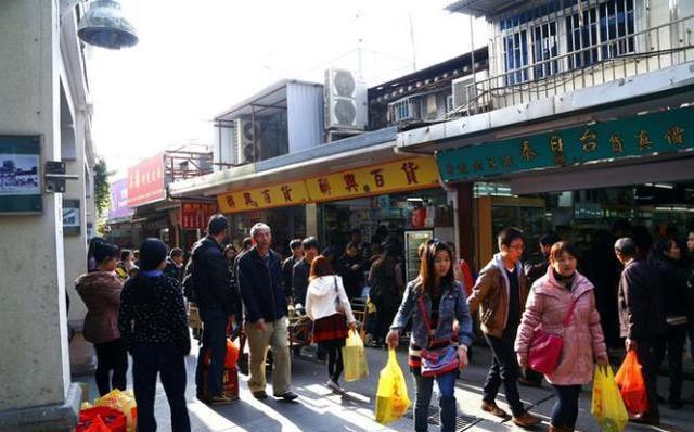 这条奇特的街 一边属香港一边属深圳 你去过吗