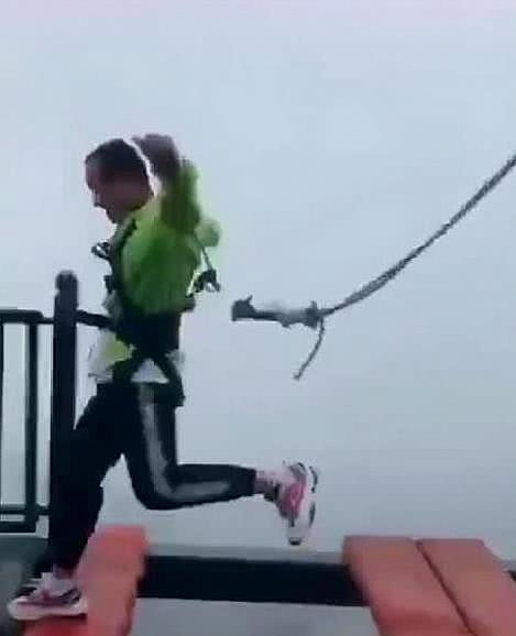 游客体验极限飞跃,安全绳突然脱落,错一步就是